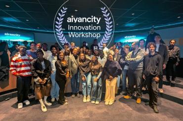 Les étudiants d’aivancity avec le Pr Dhar après l’atelier
